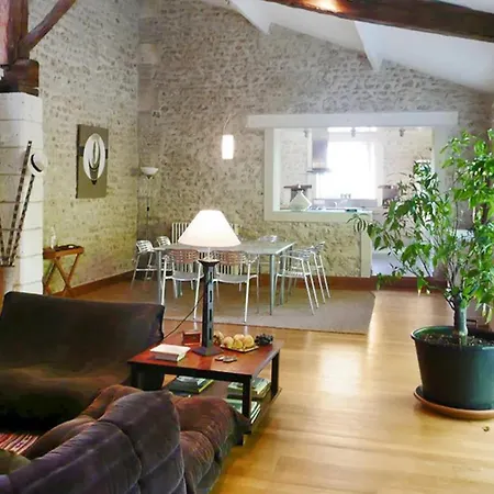 Holiday home Maison Spacieuse Avec Piscine Au Coeur De